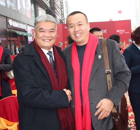 (左)山東世紀(jì)泰華集團(tuán)劉云江董事長和(右)我公司譚秀強總經(jīng)理